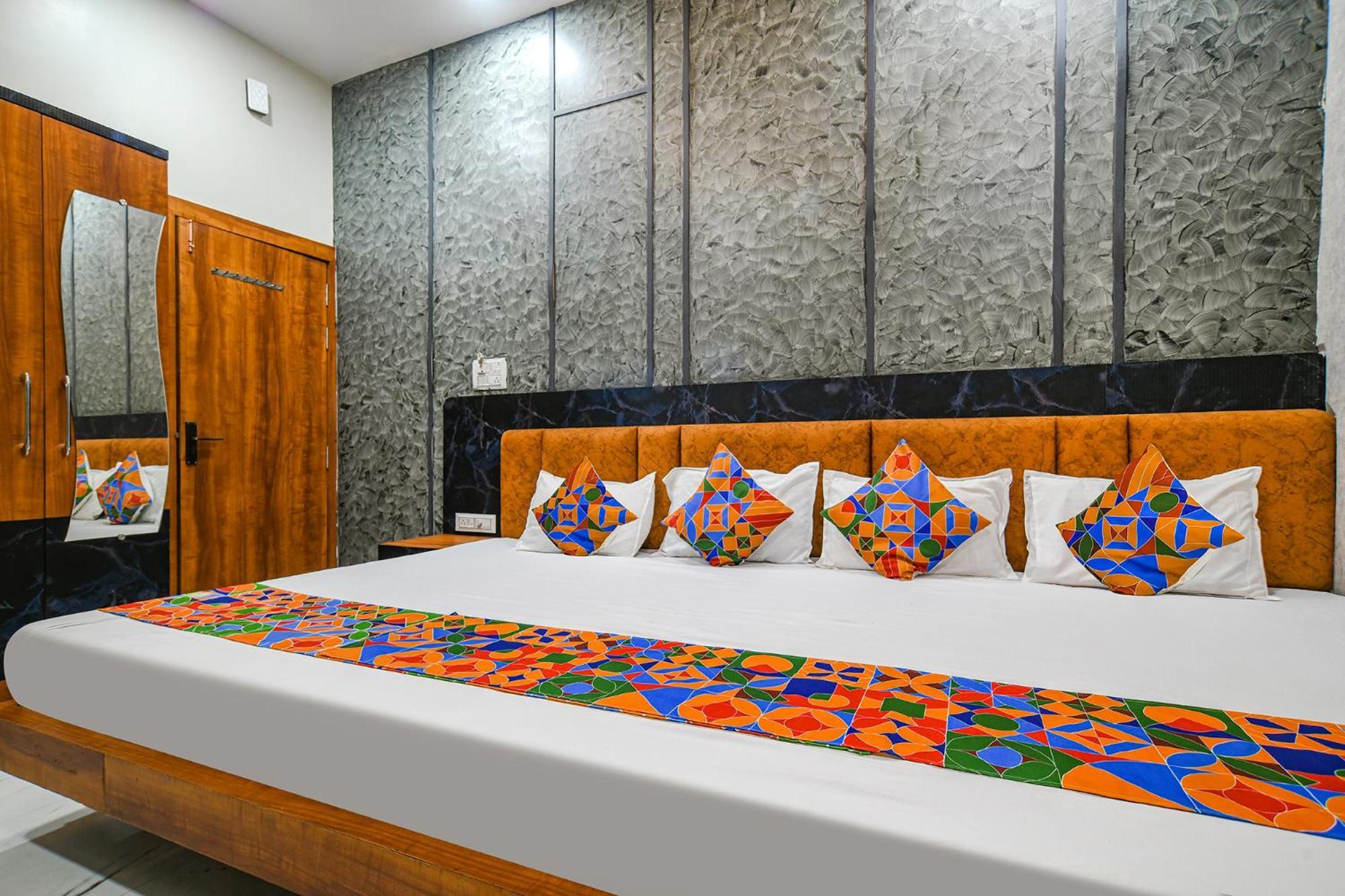 Fabexpress Orbit Hotel Уджайн Екстериор снимка